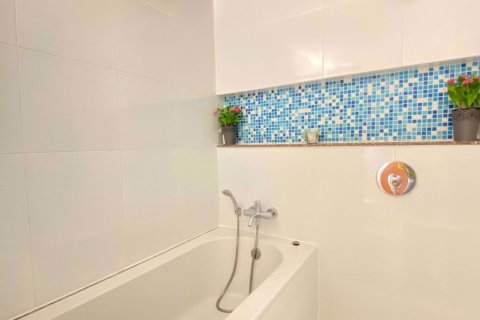 Condominio de 2 dormitorios en Phra Khanong, Bangkok, Tailandia № 76131 - foto 7