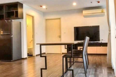 Condominio de 2 dormitorios en Samut Prakan, Tailandia № 115770 - foto 2
