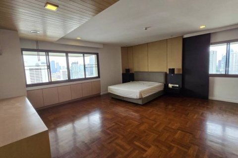 Condo in Bangkok, Thailand, 3 bedrooms № 132672 - photo 8
