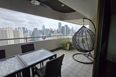 Condo in Bangkok, Thailand, 3 bedrooms № 132672 - photo 3