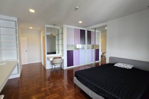 Condo in Bangkok, Thailand, 3 bedrooms № 132672 - photo 9