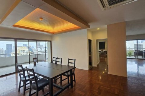 Condo in Bangkok, Thailand, 3 bedrooms № 132672 - photo 2