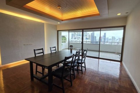 Condo in Bangkok, Thailand, 3 bedrooms № 132672 - photo 6