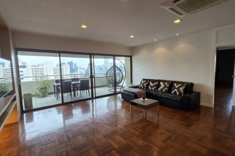 Condo in Bangkok, Thailand, 3 bedrooms № 132672 - photo 7