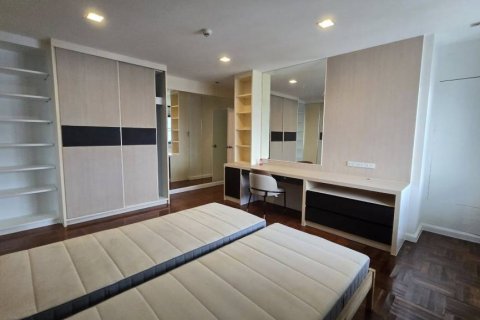Condo in Bangkok, Thailand, 3 bedrooms № 132672 - photo 10