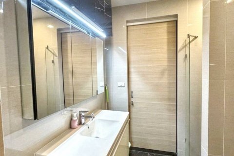 Condominio de 2 dormitorios en Khlong Toei, Bangkok, Tailandia № 125891 - foto 4