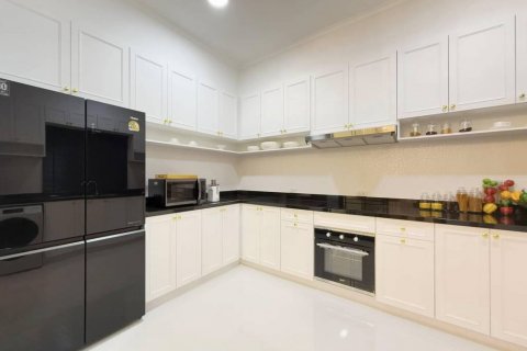 Chalet de 4 dormitorios en Pattaya, Tailandia № 125960 - foto 10