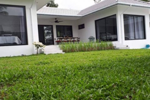 Chalet de 3 dormitorios en Surat Thani, Tailandia № 132827 - foto 2