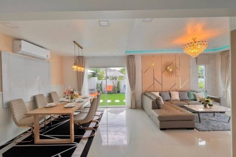 Casa de 3 dormitorios en Pattaya, Tailandia № 132825 - foto 3