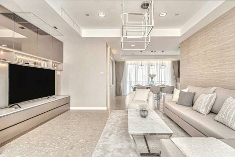 Condo in Bangkok, Thailand, 3 bedrooms № 133047 - photo 2