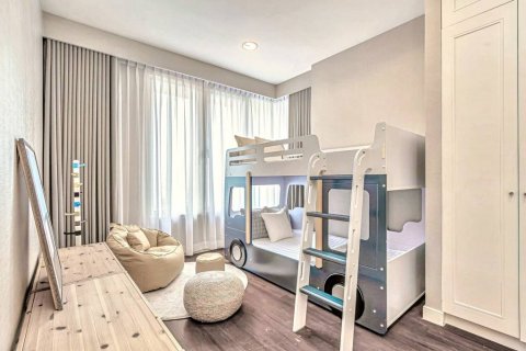 Condo in Bangkok, Thailand, 3 bedrooms № 133047 - photo 9