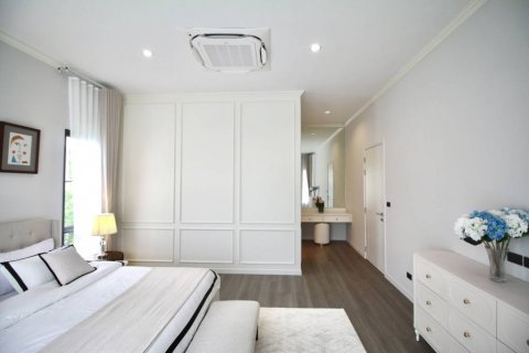 Casa de 5 dormitorios en Samut Prakan, Tailandia № 133049 - foto 8