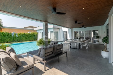 Casa de 6 dormitorios en Bang Lamung, Tailandia № 123449 - foto 4