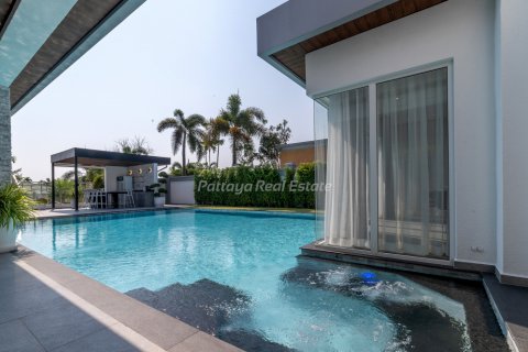 Casa de 6 dormitorios en Bang Lamung, Tailandia № 123449 - foto 5
