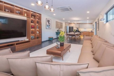 Chalet de 4 dormitorios en Pattaya, Tailandia № 132640 - foto 3
