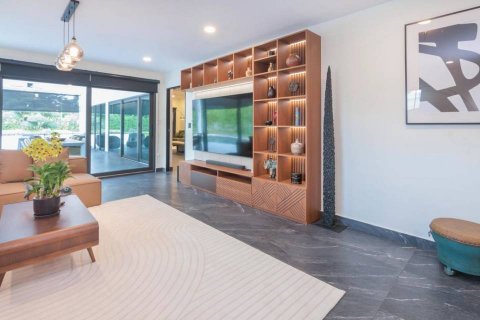 Chalet de 4 dormitorios en Pattaya, Tailandia № 132640 - foto 4