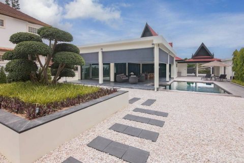 Chalet de 4 dormitorios en Pattaya, Tailandia № 132640