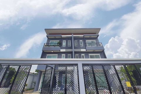 Maison à Saphan Sung, Bangkok, Thaïlande 5 chambres № 76025