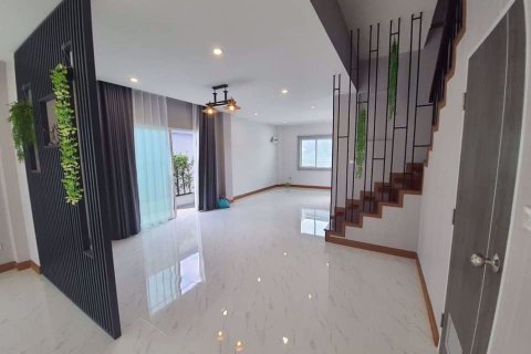 Casa de 5 dormitorios en Saphan Sung, Bangkok, Tailandia № 76025 - foto 2