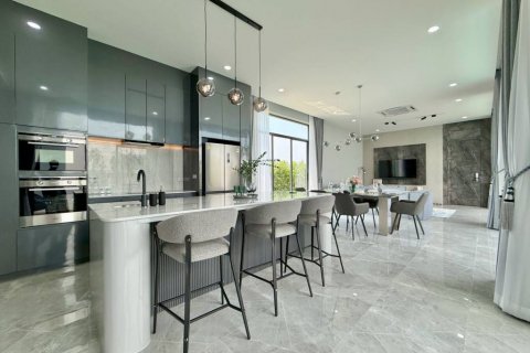 Chalet de 4 dormitorios en Pattaya, Tailandia № 126596 - foto 6
