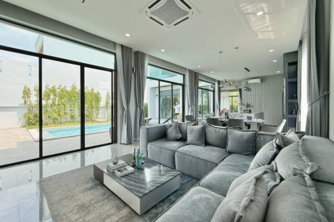 Chalet de 4 dormitorios en Pattaya, Tailandia № 126596 - foto 4