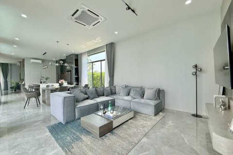 Chalet de 4 dormitorios en Pattaya, Tailandia № 126596 - foto 2