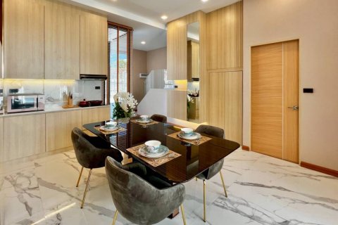 Chalet de 4 dormitorios en Pattaya, Tailandia № 126594 - foto 8