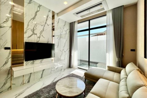 Chalet de 4 dormitorios en Pattaya, Tailandia № 126594 - foto 3