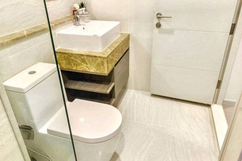 Condominio de 1 dormitorio en Khlong Toei, Bangkok, Tailandia № 133021 - foto 10