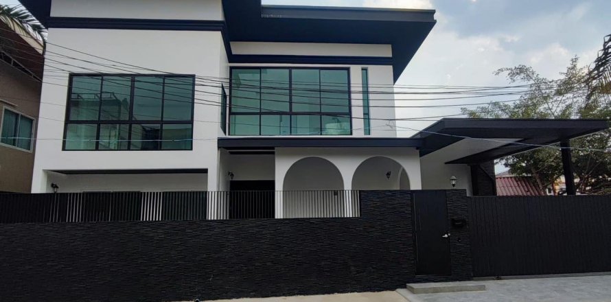 Casa de 4 dormitorios en Bang Lamung, Tailandia № 124943
