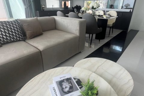 Casa de 4 dormitorios en Bang Lamung, Tailandia № 124943 - foto 7