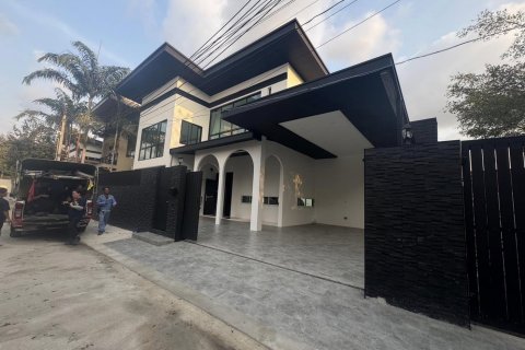 Casa de 4 dormitorios en Bang Lamung, Tailandia № 124943 - foto 3