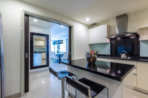 Condominio de 4 dormitorios en Bangkok, Tailandia № 143961 - foto 17