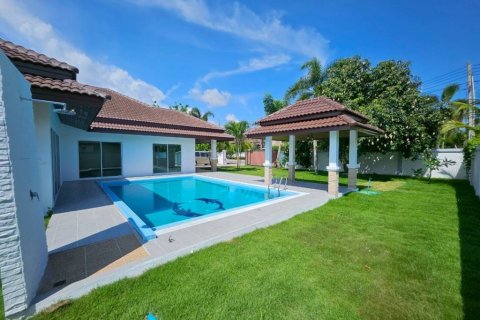 Chalet de 3 dormitorios en Pattaya, Tailandia № 132937 - foto 6