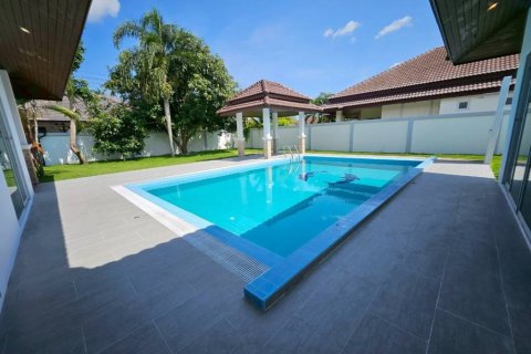 Chalet de 3 dormitorios en Pattaya, Tailandia № 132937 - foto 4