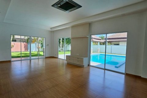 Chalet de 3 dormitorios en Pattaya, Tailandia № 132937 - foto 10