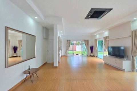 Chalet de 3 dormitorios en Pattaya, Tailandia № 132934 - foto 6