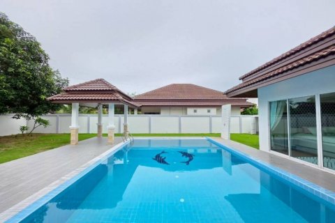 Chalet de 3 dormitorios en Pattaya, Tailandia № 132934 - foto 10