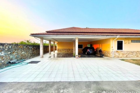 Casa de 4 dormitorios en Pattaya, Tailandia № 100795 - foto 3