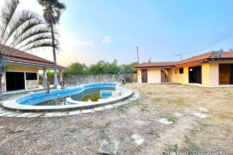 Casa de 4 dormitorios en Pattaya, Tailandia № 100795 - foto 12