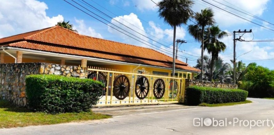 Casa de 4 dormitorios en Pattaya, Tailandia № 100795