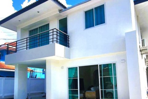 House in Pattaya, Thailand 6 bedrooms № 100789