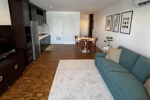 Condominio de 1 dormitorio en Khlong Toei, Bangkok, Tailandia № 132239