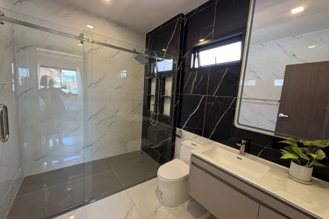 Casa de 6 dormitorios en Pattaya, Tailandia № 125063 - foto 16