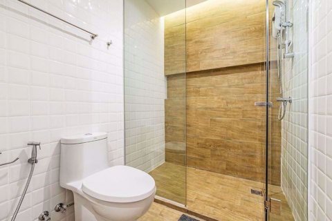 Condominio de 2 dormitorios en Ratchathewi, Bangkok, Tailandia № 76779 - foto 17