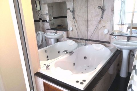 Condominio de 2 dormitorios en Khlong Toei, Bangkok, Tailandia № 76064 - foto 12