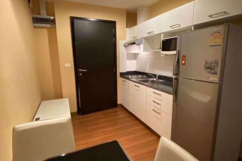Condominio de 2 dormitorios en Huai Khwang, Bangkok, Tailandia № 76598 - foto 3