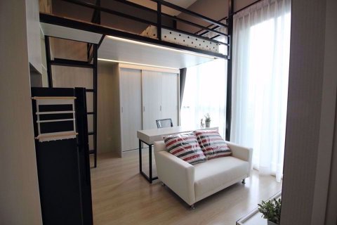 Dúplex de 1 dormitorio en Huai Khwang, Bangkok, Tailandia № 76601 - foto 2