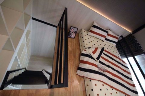 Dúplex de 1 dormitorio en Huai Khwang, Bangkok, Tailandia № 76601 - foto 5