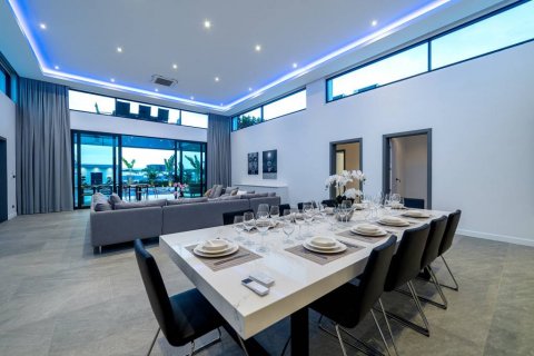 Chalet de 6 dormitorios en Pattaya, Tailandia № 124461 - foto 4